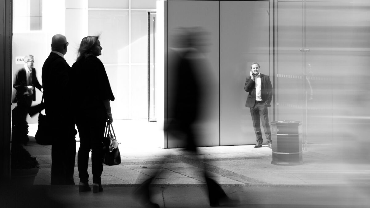 雑踏の中のモノクロポートレート