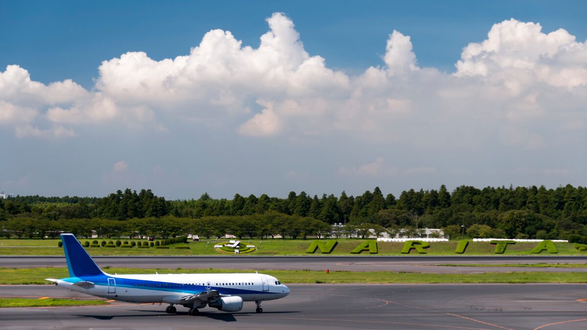 成田空港の滑走路の様子。