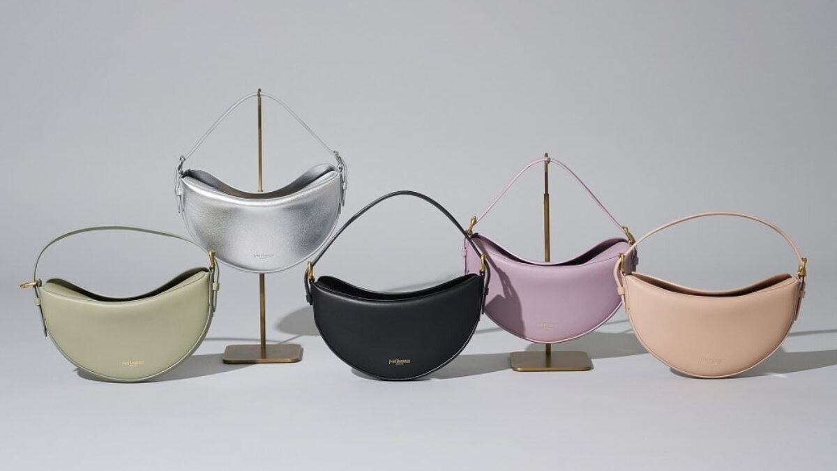 j&m davidson のバッグが色違いで並んでいる