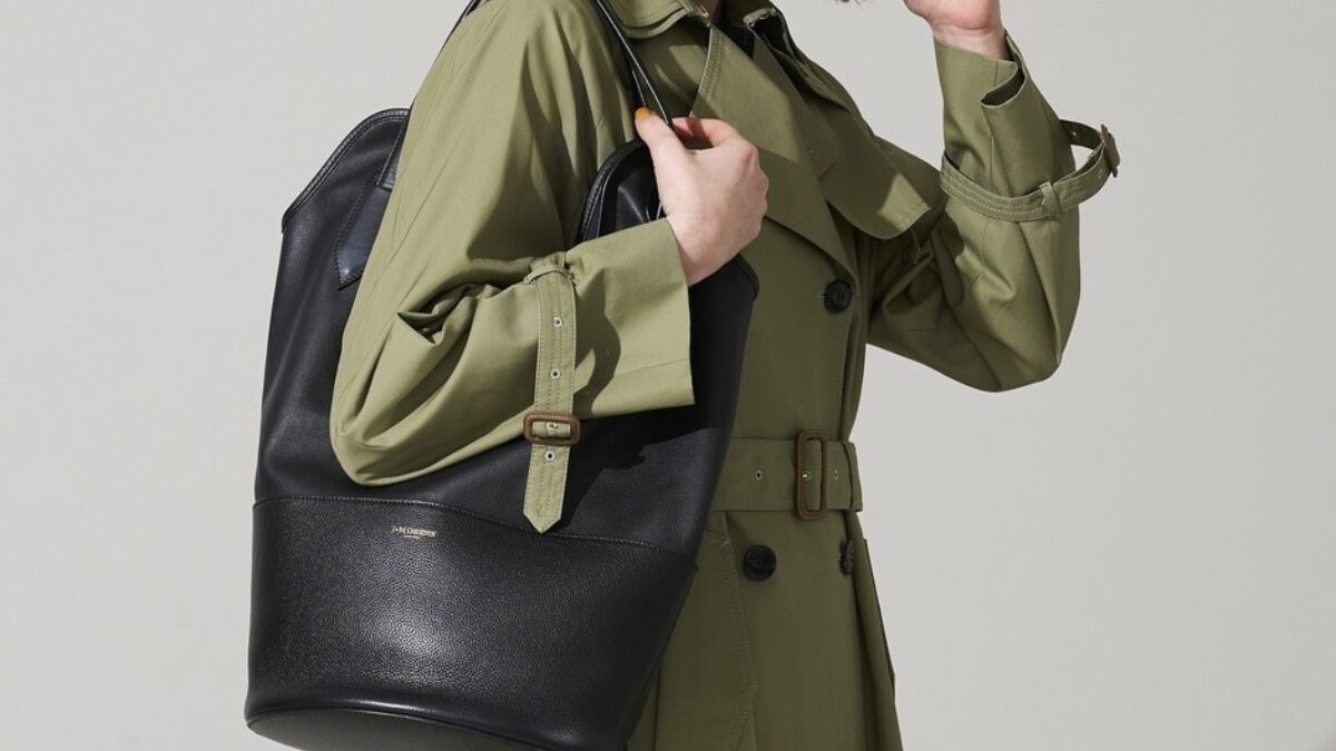 j&m davidsonの黒いレイバスケットを持っている女性