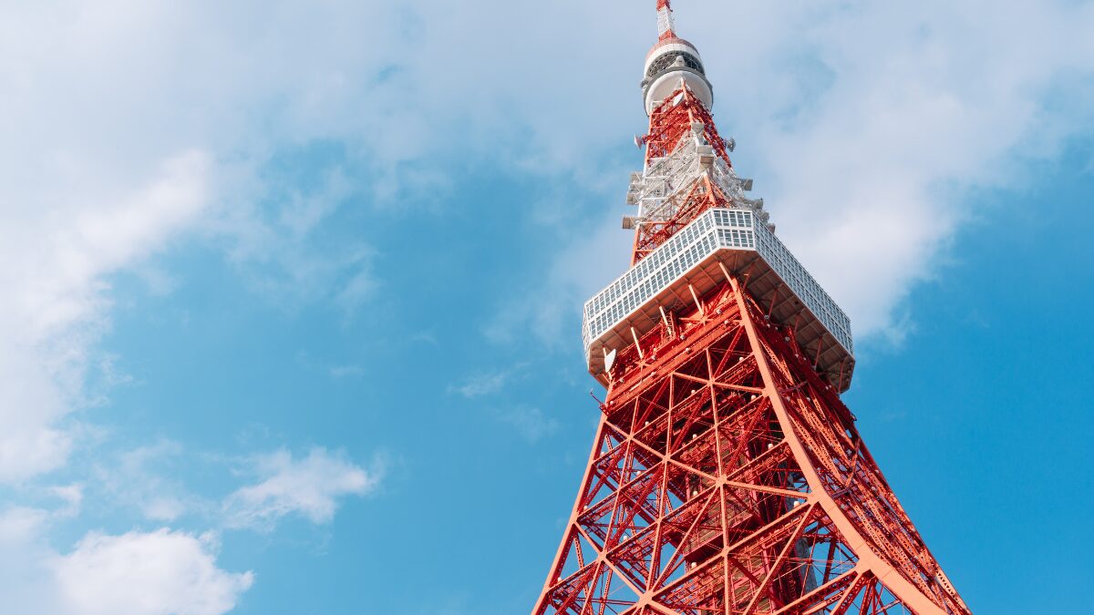 東京タワーを下から見上げた写真