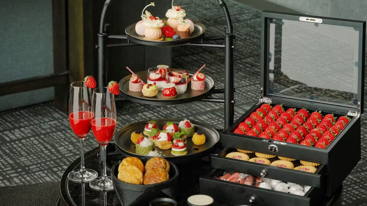 アマン東京の季節限定アフタヌーンティーのメニュー。イチゴのデザート。