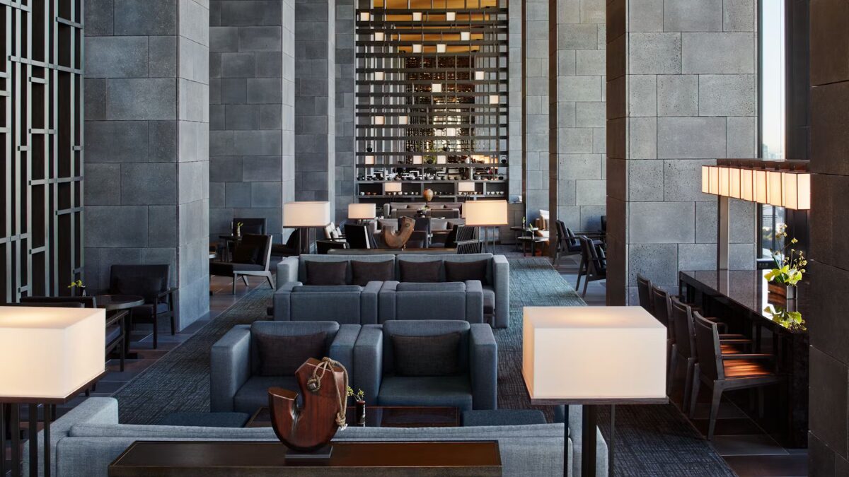 アマン東京のラウンジの様子。モダンで高級感のあるインテリア