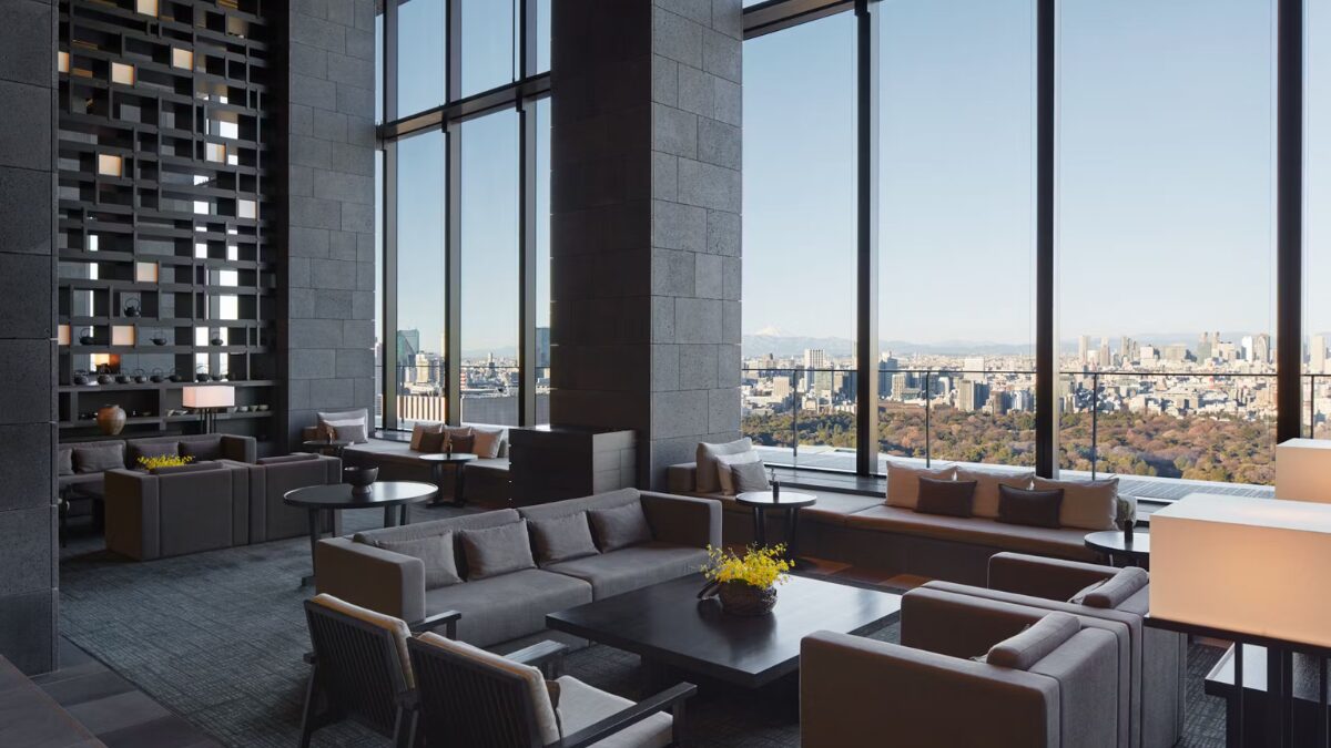 アマン東京のラウンジの様子。美しい東京の景色が見える。