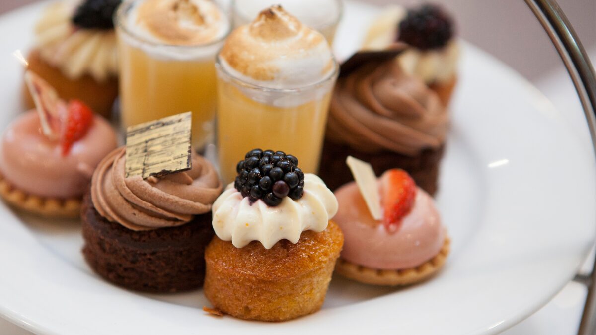 プチケーキが沢山並んでいるアフタヌーンティーの様子。