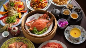 高級中華料理がテーブルに並べられている写真