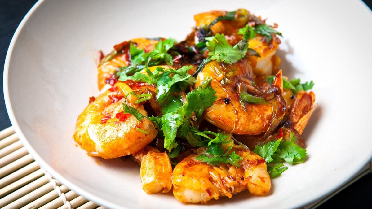 エビを使った中華料理のズームアップ画像