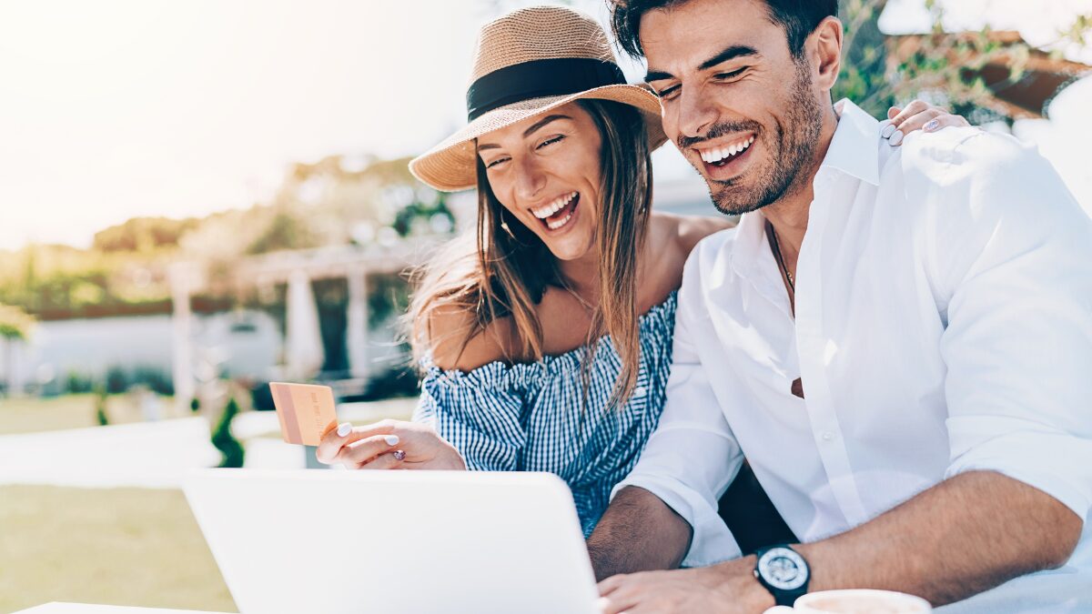 PCを見ている富裕層のカップル