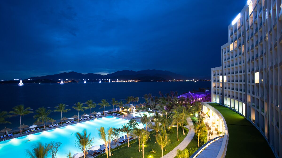 高級ホテルのプールの様子