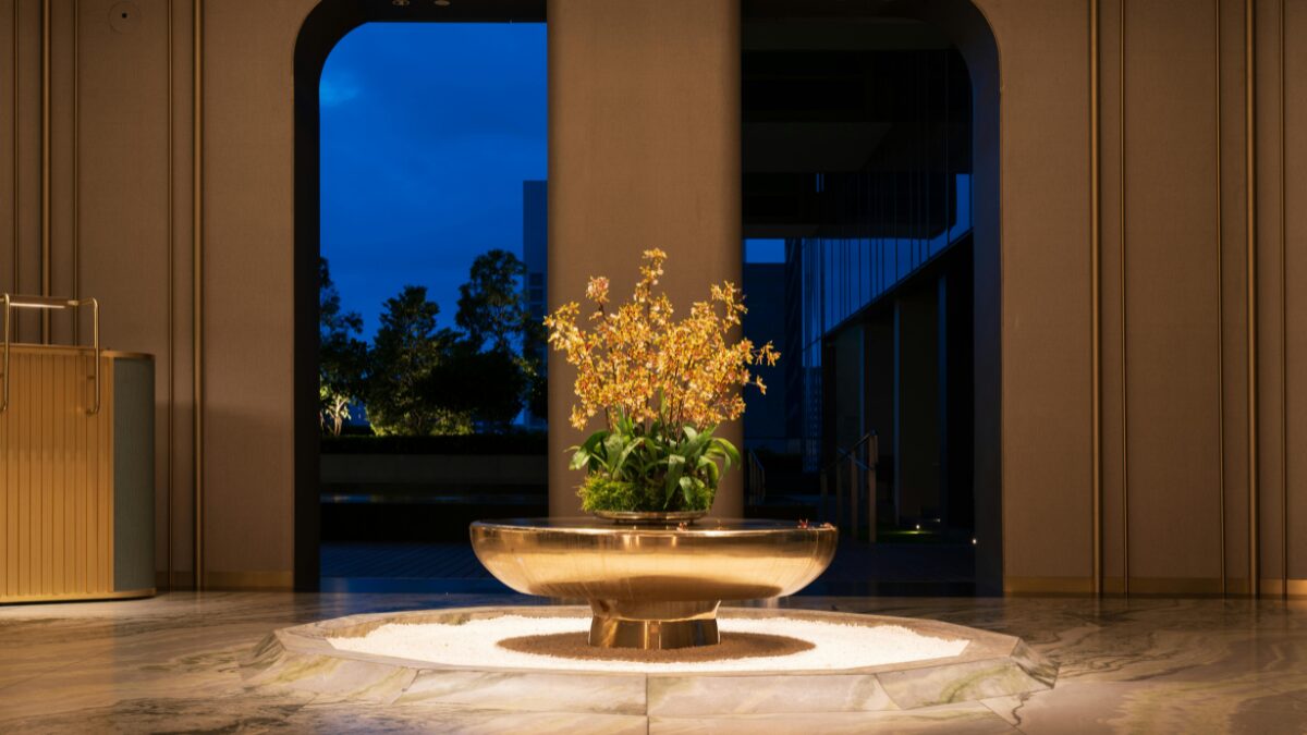 高級ホテルのエントランス。美しい花が飾っている様子。