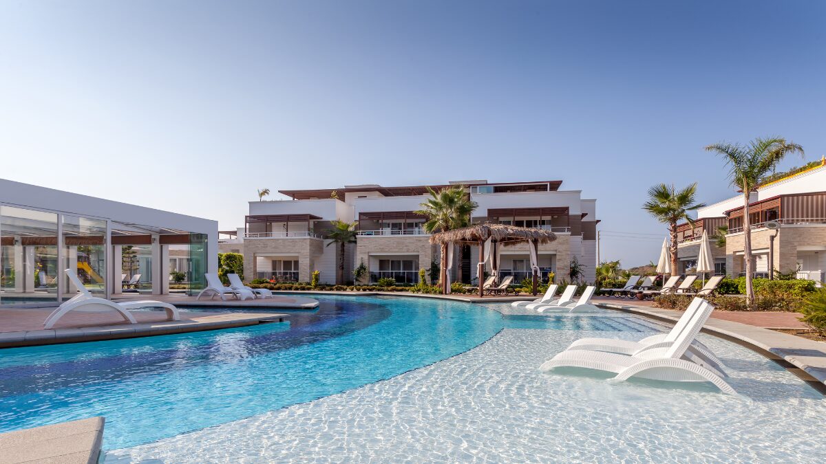 高級ホテルのプールの様子