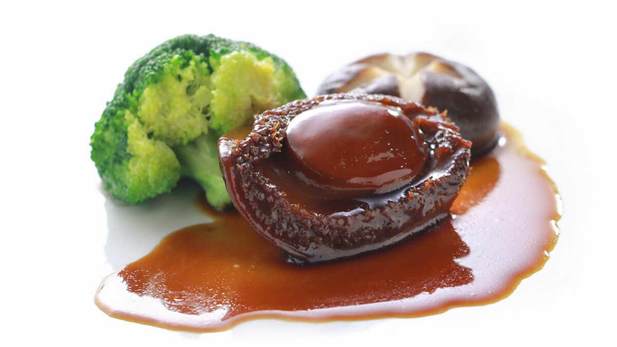 アワビを使った中華料理のズームアップ画像