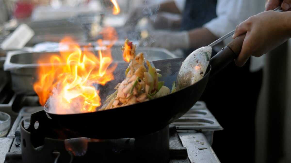 料理人が中華料理を調理する様子