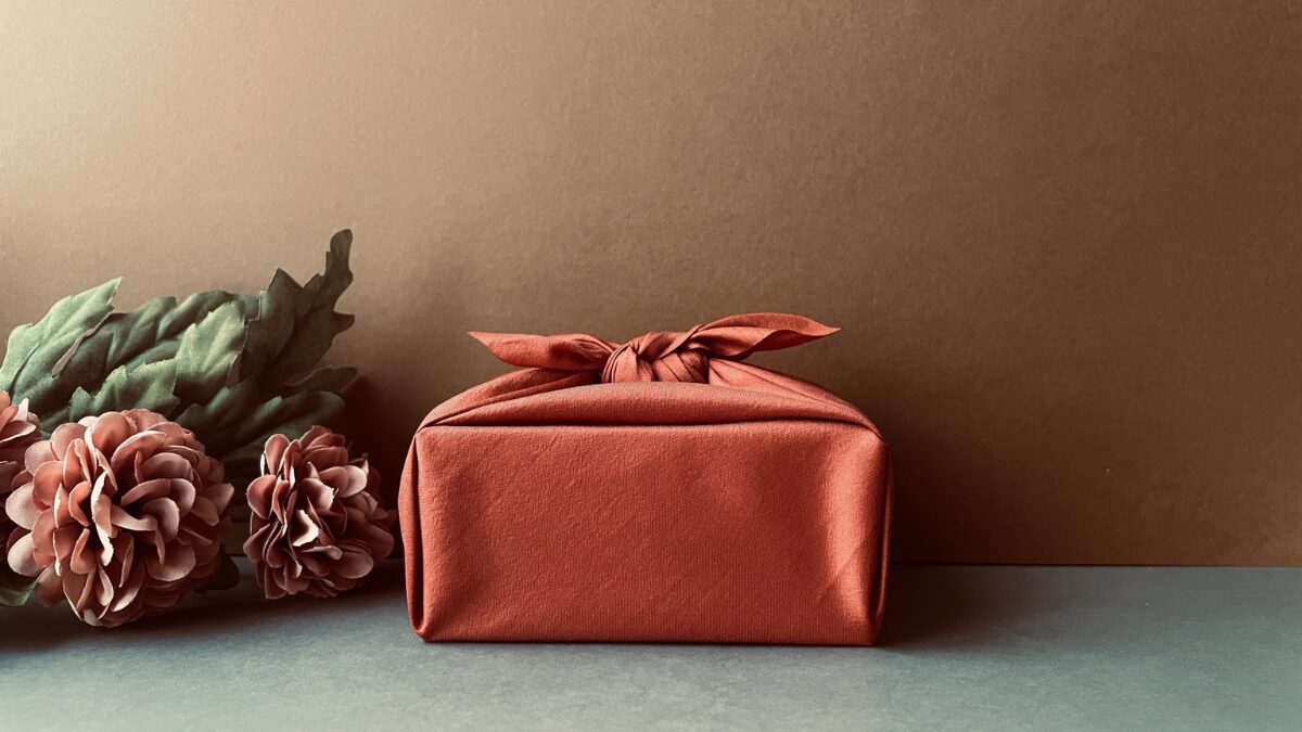 風呂敷に包まれた手土産の画像