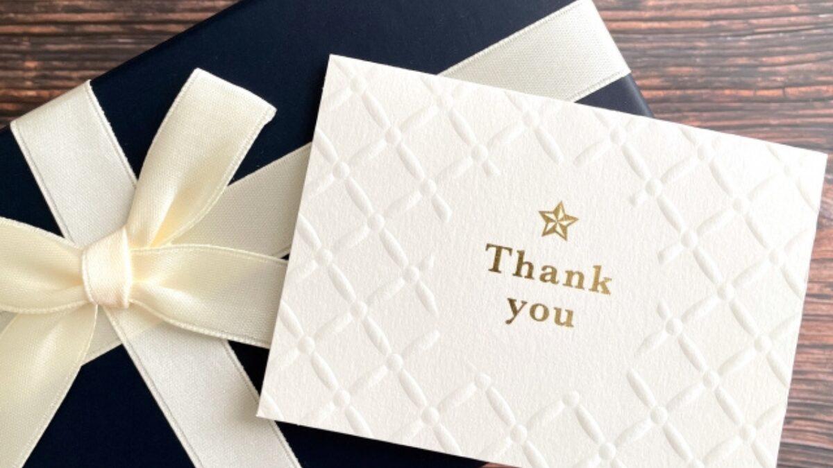 メッセージカードとラッピングされたギフト