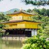京都の金閣寺が輝いている写真
