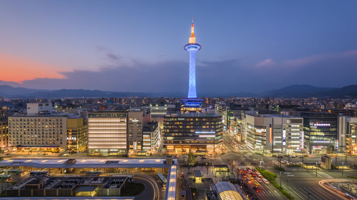 京都タワーが見える京都市内の夜景