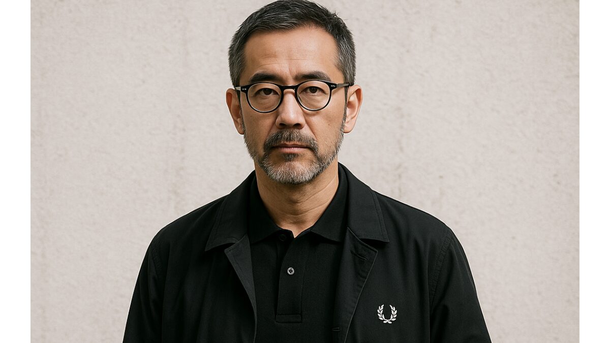 フレッドペリーのコートを着る男性の画像