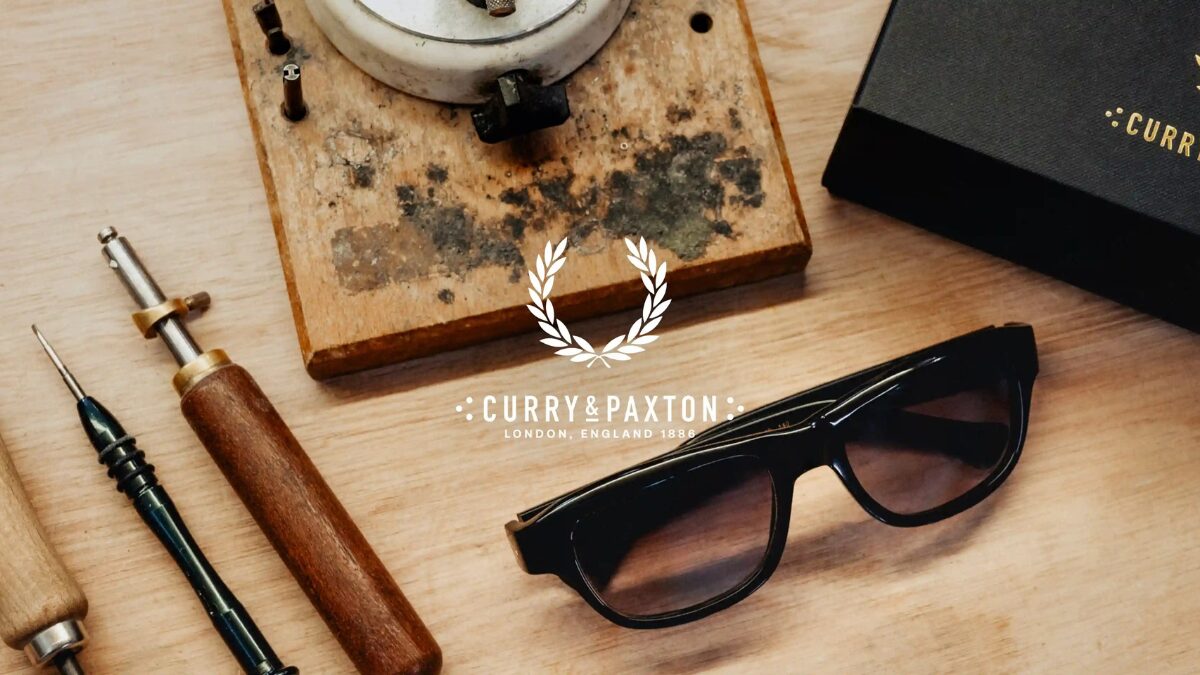 フレッドペリーのサングラスが置いてあるデスクまわり