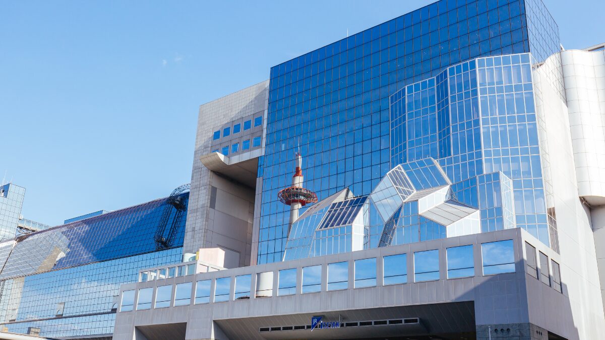 京都駅の窓に京都タワーが反射している写真
