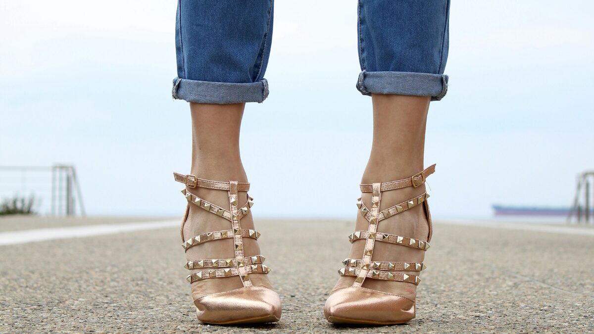 ヒールの高いサンダルを履いている女性の足元