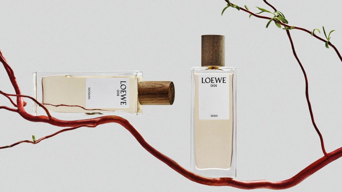 ロエベの香水001シリーズのボトルが木の枝にディスプレイされている様子