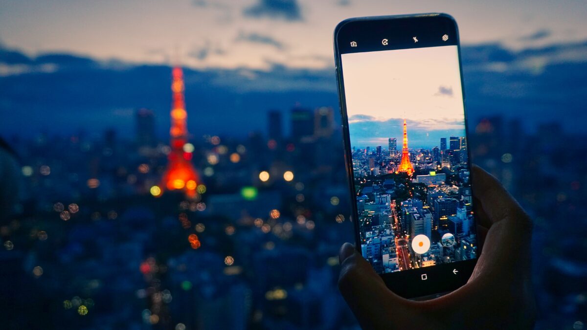 東京タワーを撮影するスマホの写真