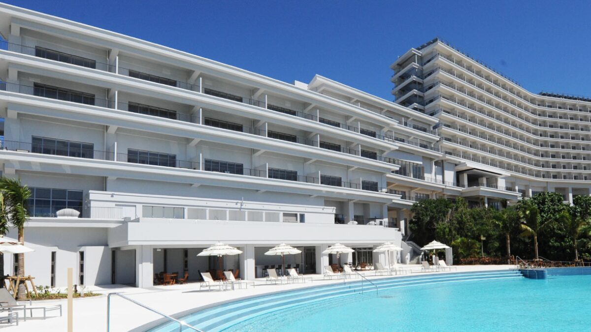 オリオンホテル-モトブ-リゾート＆スパのプールと外観の画像