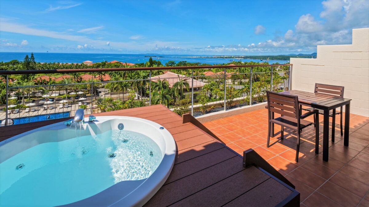  カヌチャリゾートの客室からの景色。ジャグジーがある部屋のテラス