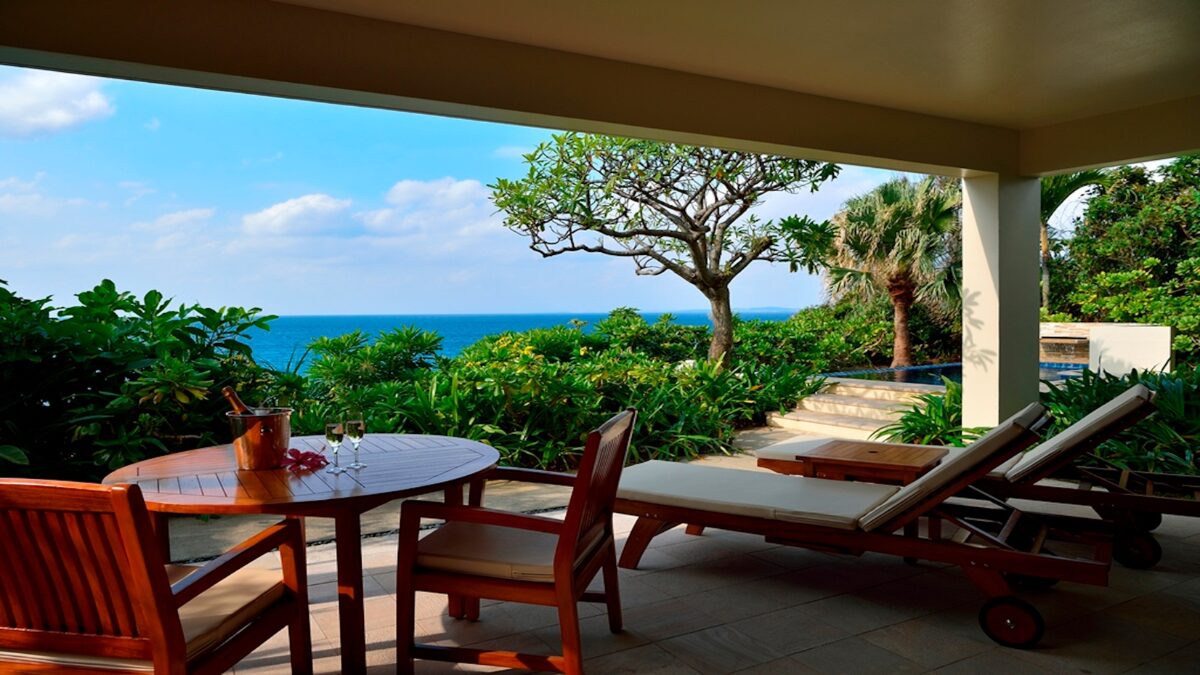  ザ・ブセナテラスの客室の様子。テラスから海が見える