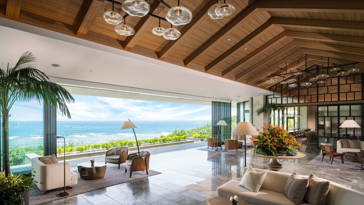 ハレクラニ沖縄のロビーの様子。海が見渡せる大きな窓