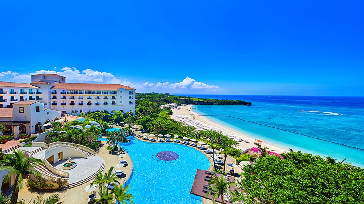 ホテル日航アリビラの外観と海の様子