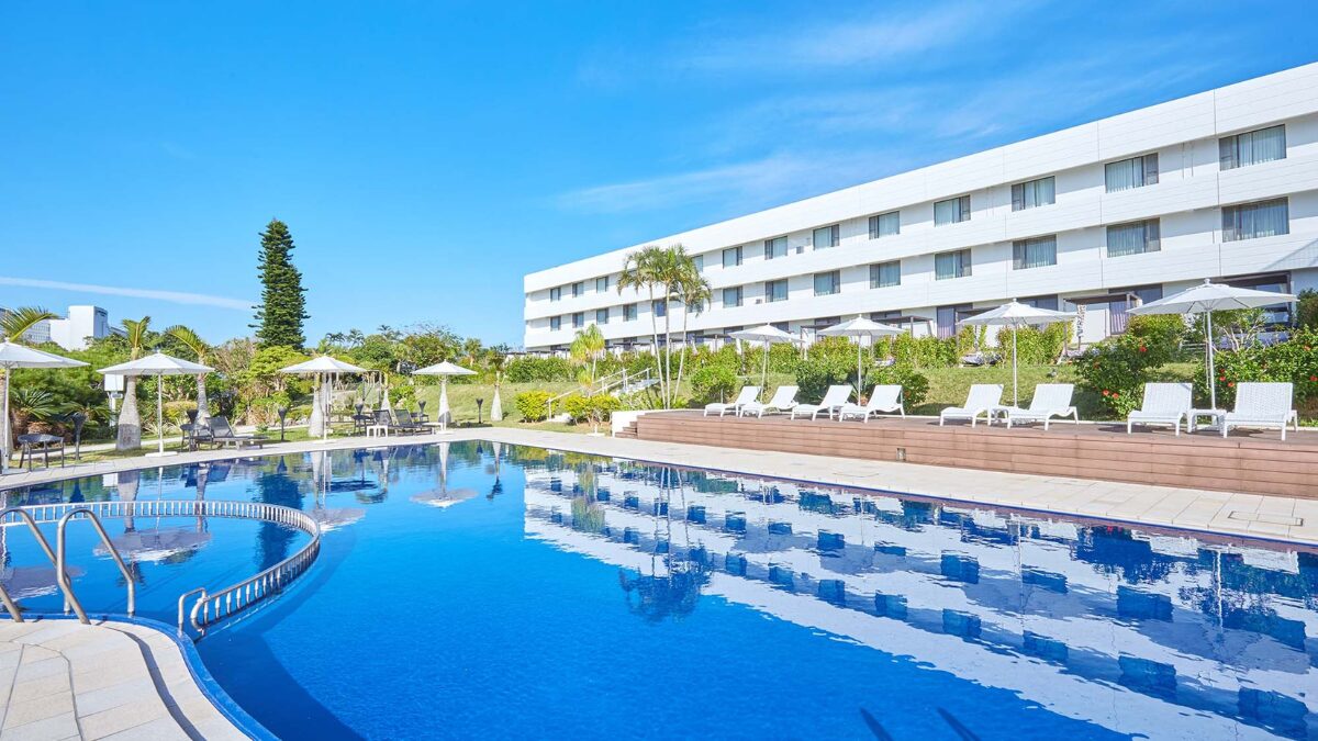 ロイヤルビューホテル美ら海のプールサイドとホテル外観