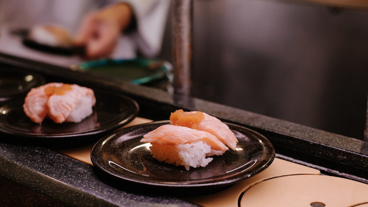 職人が握る高級回転寿司の様子