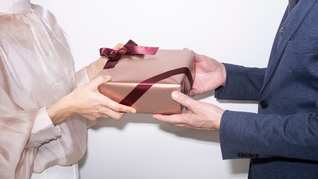 女性が男性にプレゼントを渡している様子