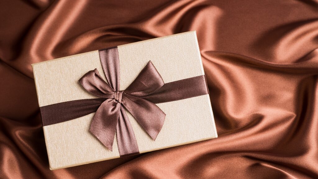 茶色いリボンのプレゼントBOX