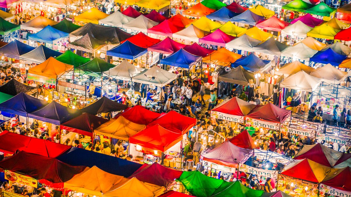 タイの出店が色とりどりに並んでいる様子