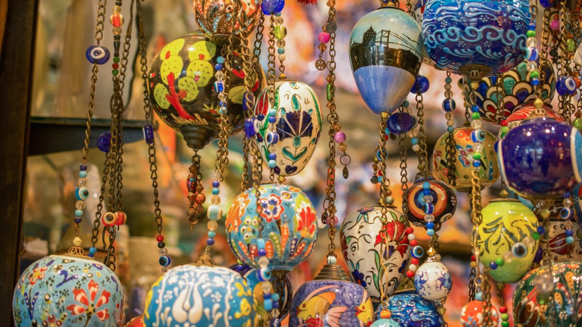 タイのお土産屋さんの様子。美しいランプが並んでいる。