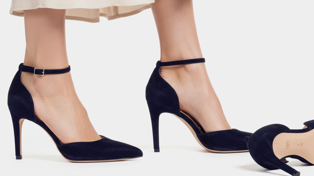 ペリーコの黒いパンプスを履いた女性の足元のイメージ画像