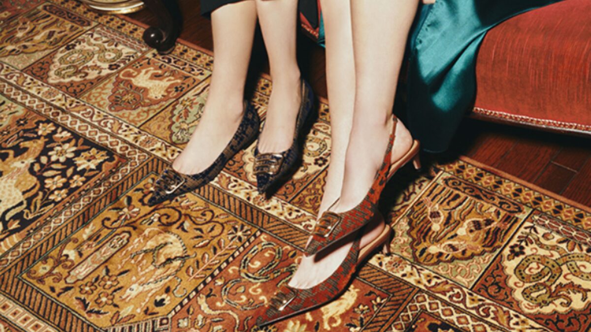 ペリーコのゴージャスなパンプスを履いている女性たちの足元