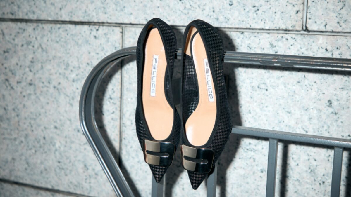 ペリーコのパンプスが手すりにかけられている写真