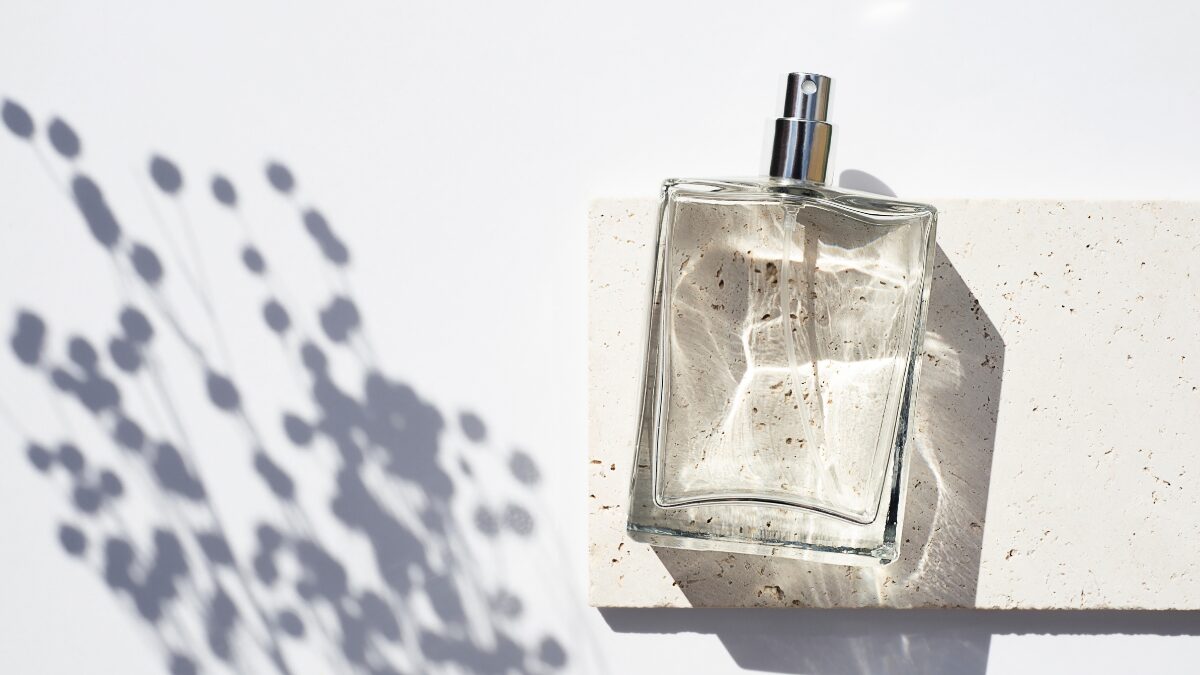 クリアボトルの香水が日光に照らされている