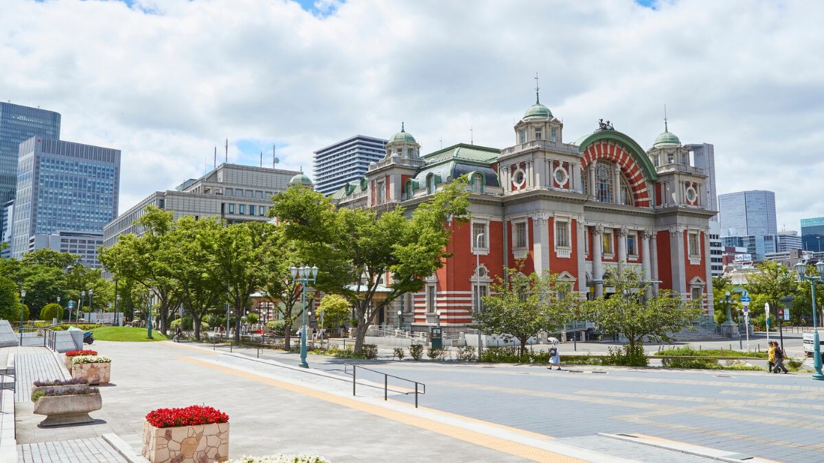 新緑に囲まれた東京駅の外観