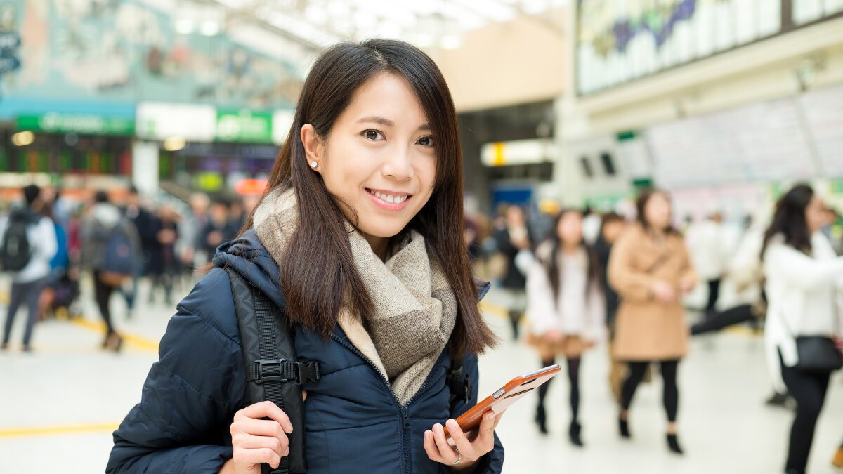 東京駅の改札内で笑顔になる女性