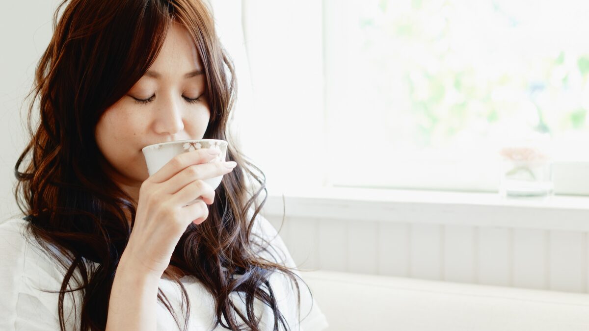 紅茶を飲む女性