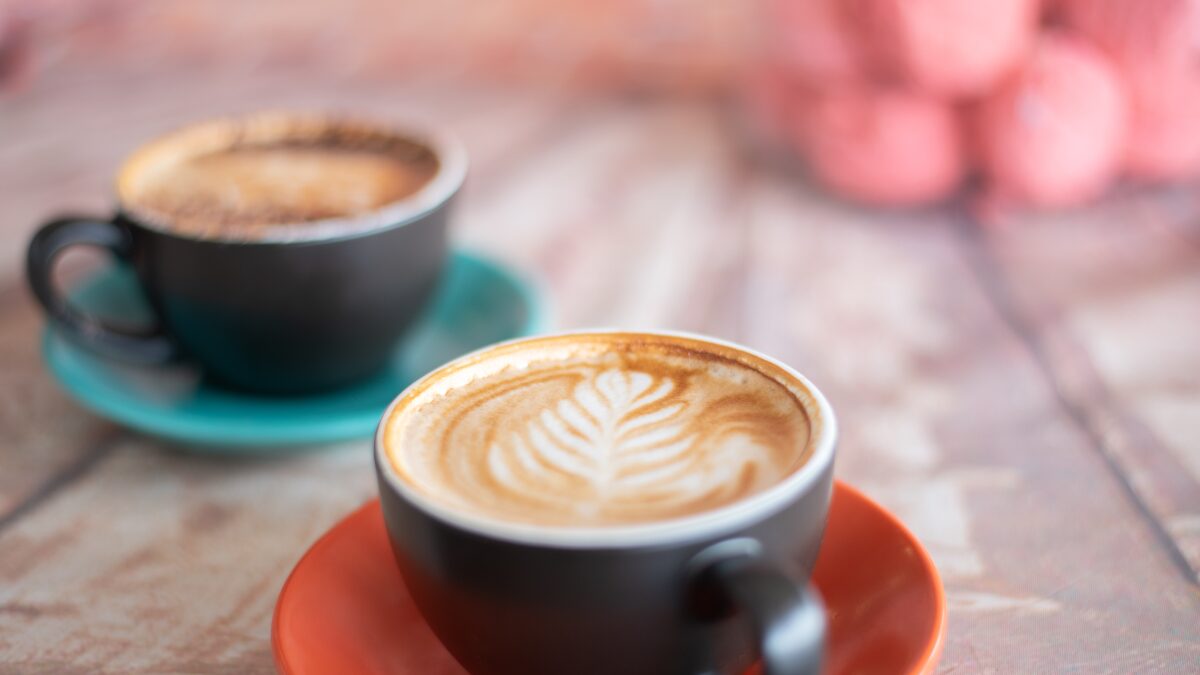 ラテアートのカップが2つ並んでいる様子