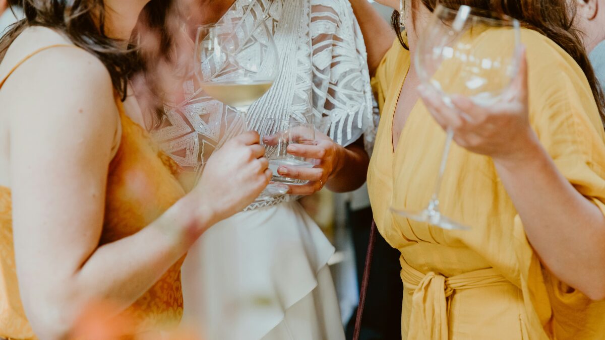 女性達がカラフルなドレスをきて飲み物を飲んでいる画像