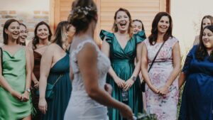 結婚式で女性達が笑顔になっている様子