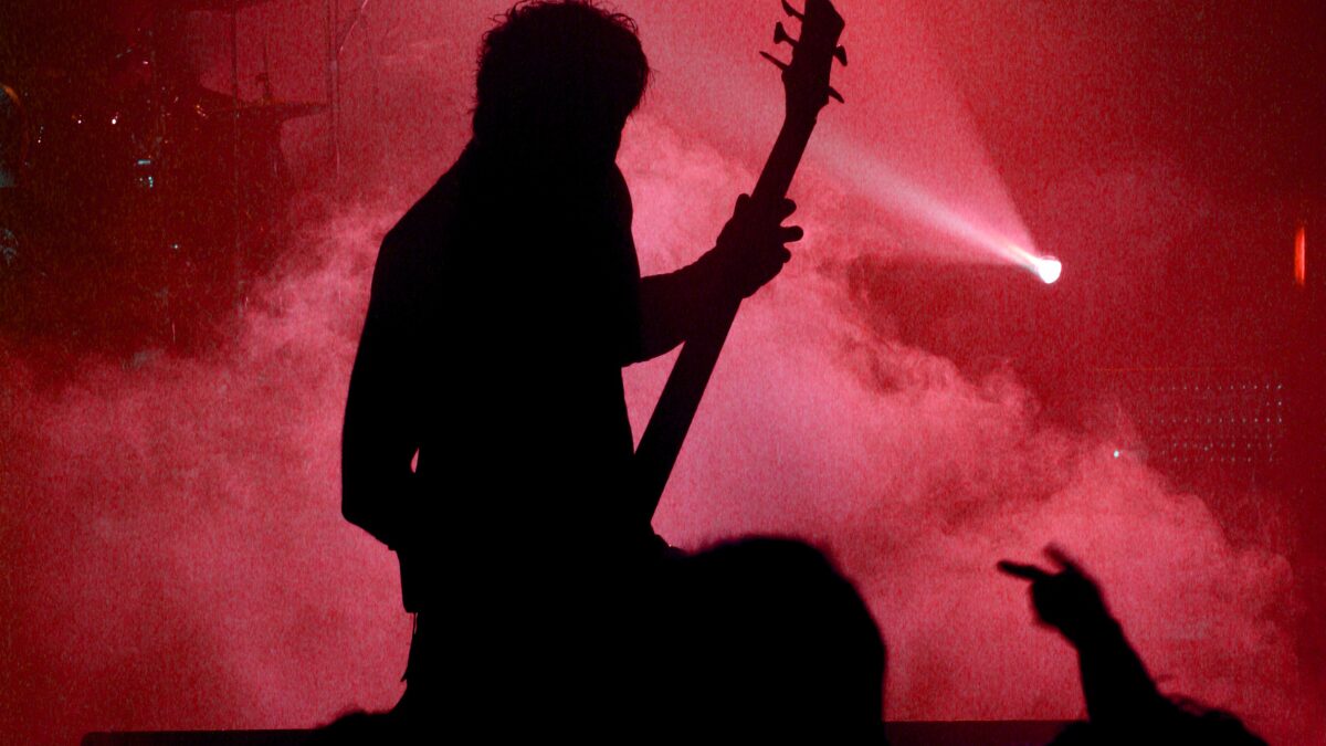 ギタリストが演奏しているシルエット