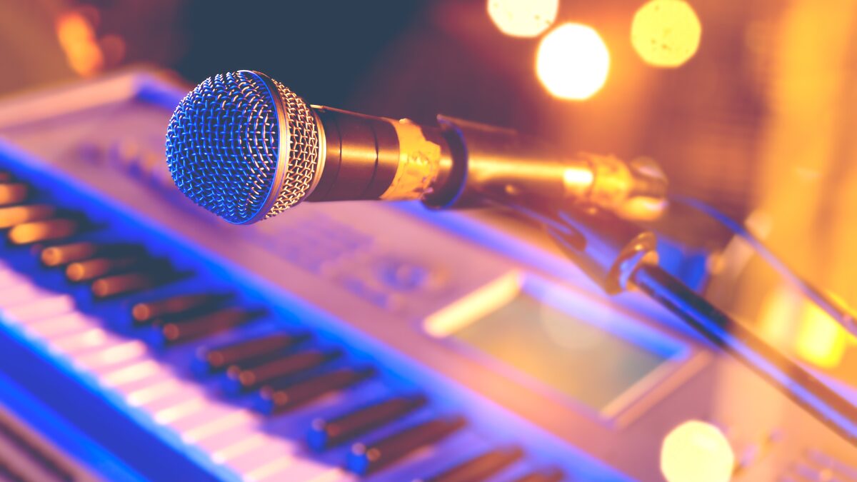 電子ピアノの画像とマイク